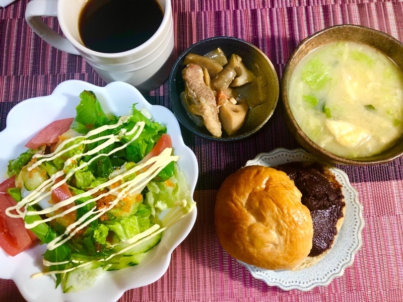 昼食の食卓を撮った写真