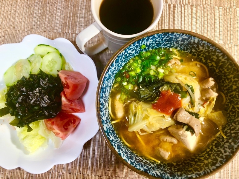 昼食の食卓を撮った写真