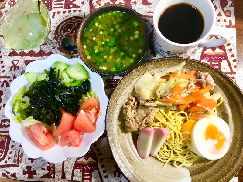 昼食の食卓を撮った写真