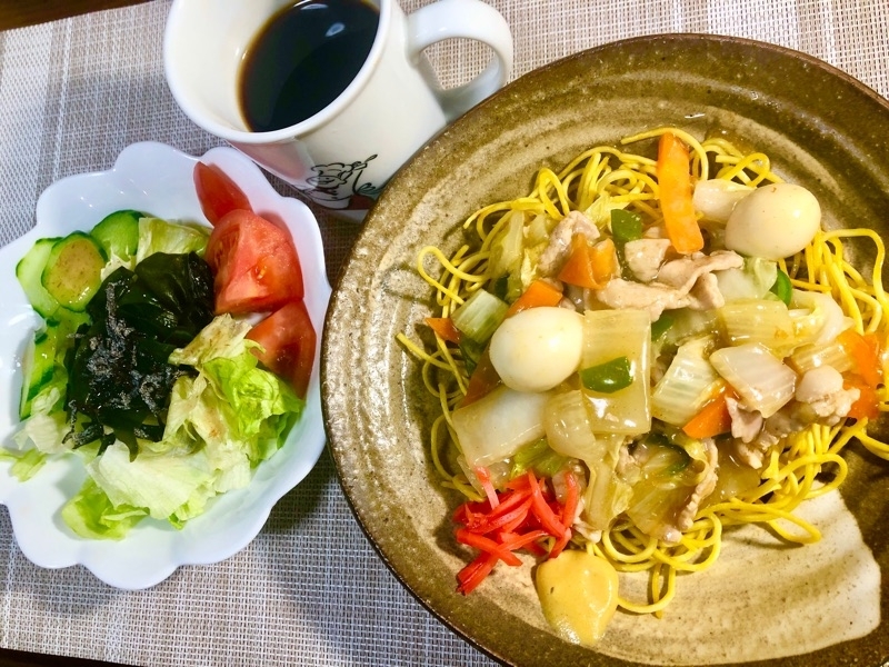 昼食の食卓を撮った写真