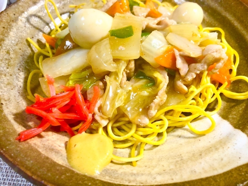 あんかけ焼き麺にからしを添えて撮った写真