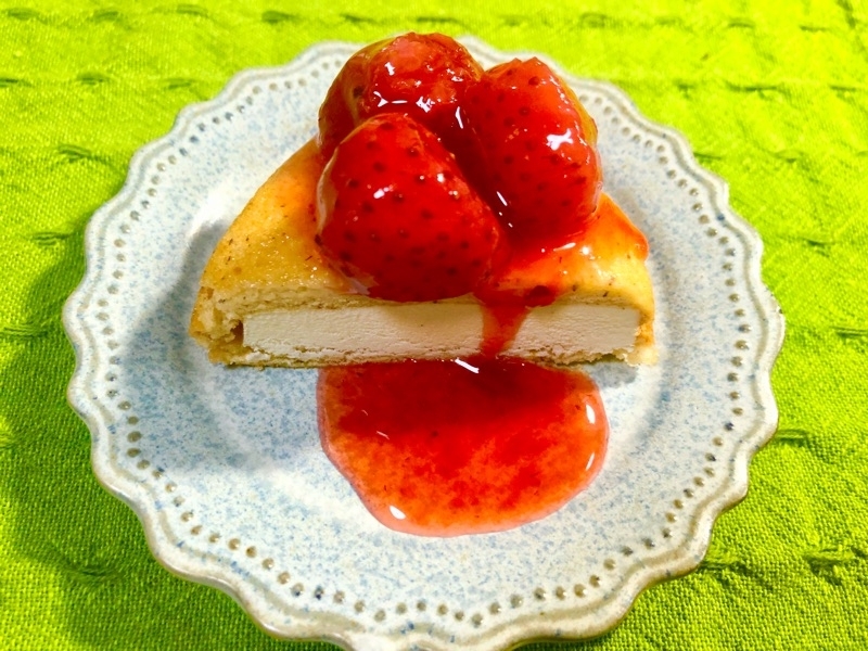 低糖質アイスケーキに煮イチゴをかけて撮った写真