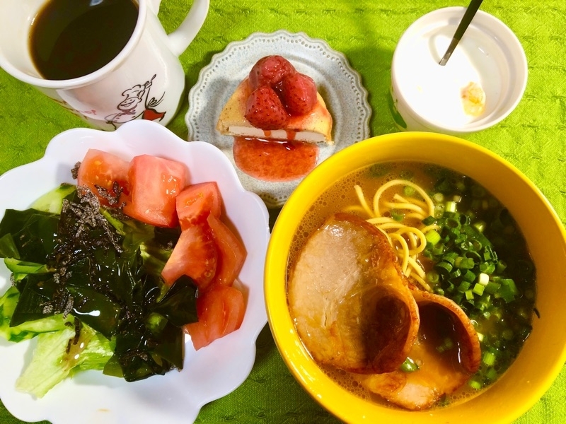 昼食の食卓を撮った写真