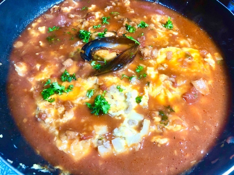 スパニッシュオムレツにブイヤベース出汁のソースをかけて撮った写真