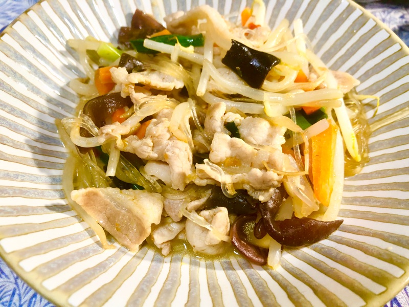 肉野菜のマーボ春雨を取り分けて撮った写真