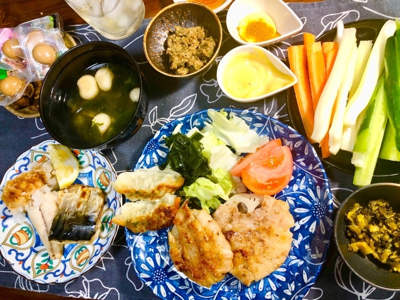 肉巻きレンコンと野菜スティックの夕食を撮った写真