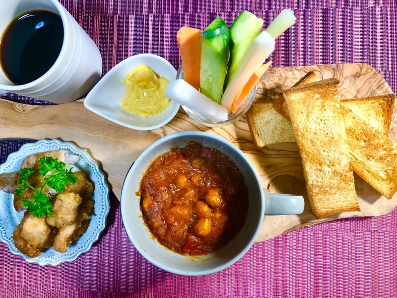 昼食の食卓を撮った写真