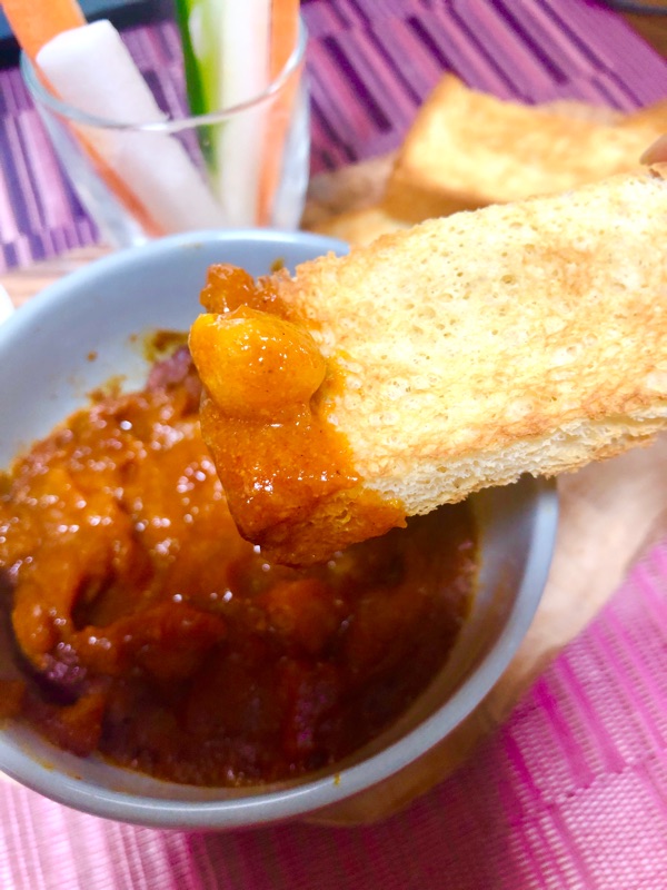 トーストにチャナマサラカレーをつけて撮った写真