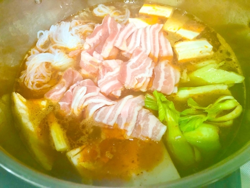 火鍋に具材を入れて撮った写真