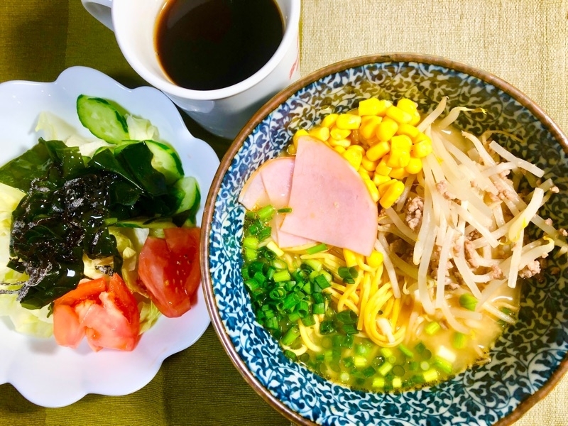 昼食の食卓を撮った写真