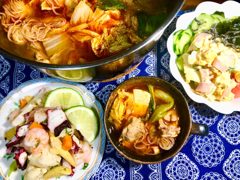 夕飯の食卓を撮った写真