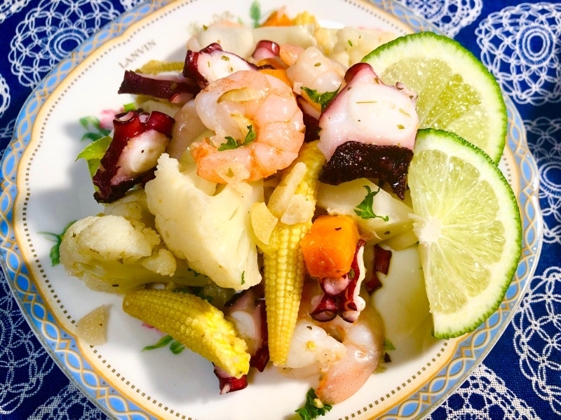 カリフラワーとタコの炒め物を取り分けて撮った写真