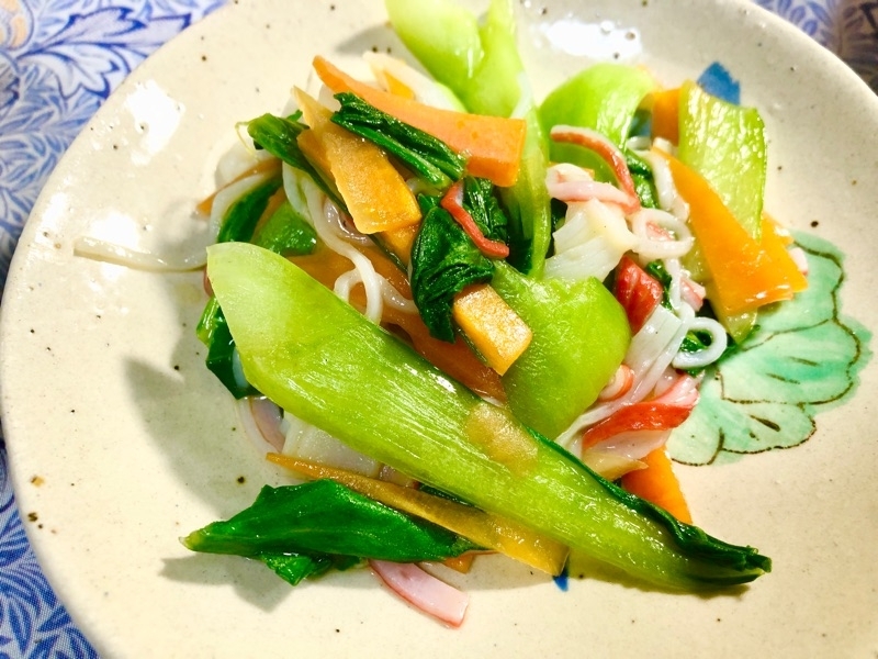 カニカマとチンゲン菜の炒め物を取り分けて撮った写真