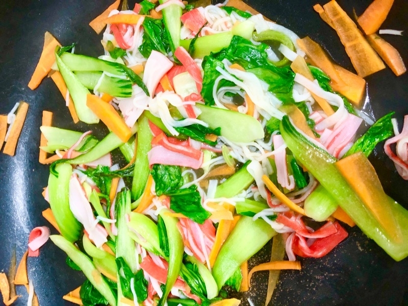 カニカマとチンゲン菜の炒め物を撮った写真