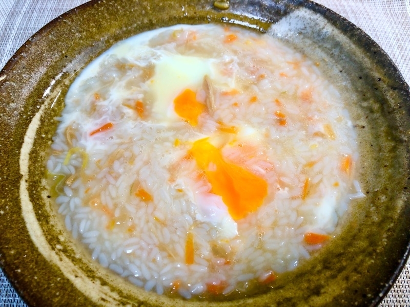鳥雑炊仕立てに卵を落とし温めて撮った写真
