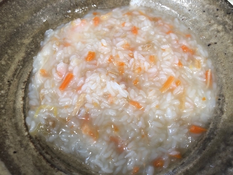 鳥雑炊仕立てを皿に入れて撮った写真