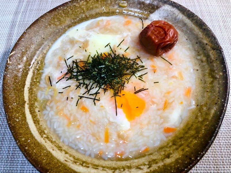 鳥雑炊仕立てにのりと梅干しをのせて撮った写真