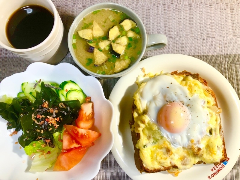 昼食の食卓を撮った写真