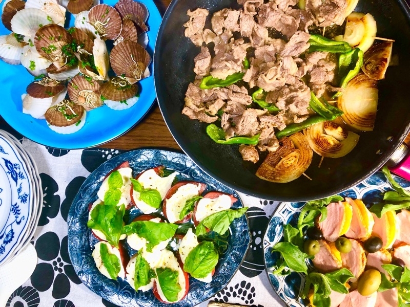 カプレーゼとベビーホタテの酒蒸しとフライパン焼肉の夕食を撮った写真