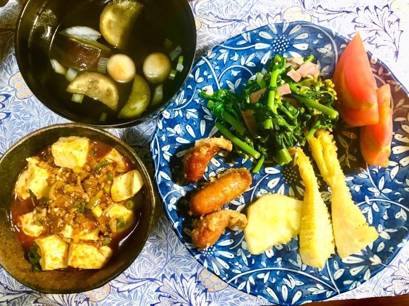 なばな（菜花）のベーコン炒めとタケノコの天ぷらの夕食を撮った写真