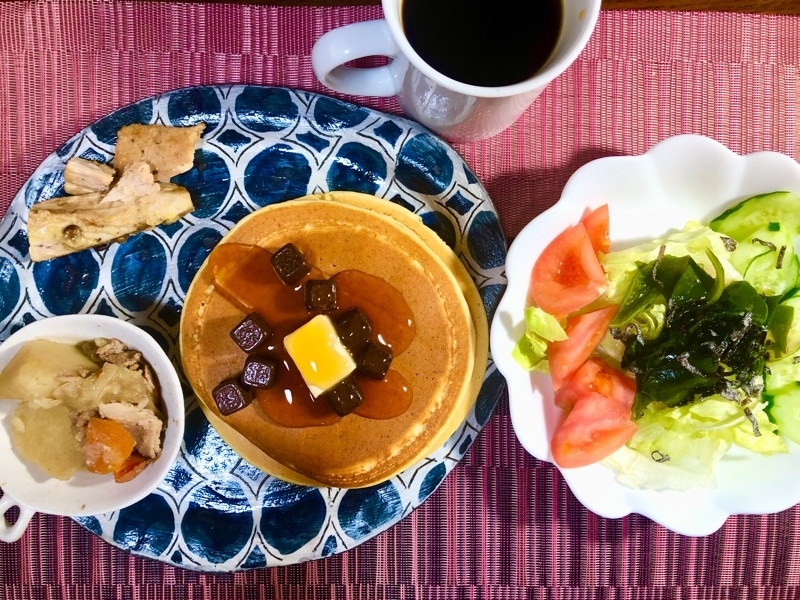 昼食の食卓を撮った写真