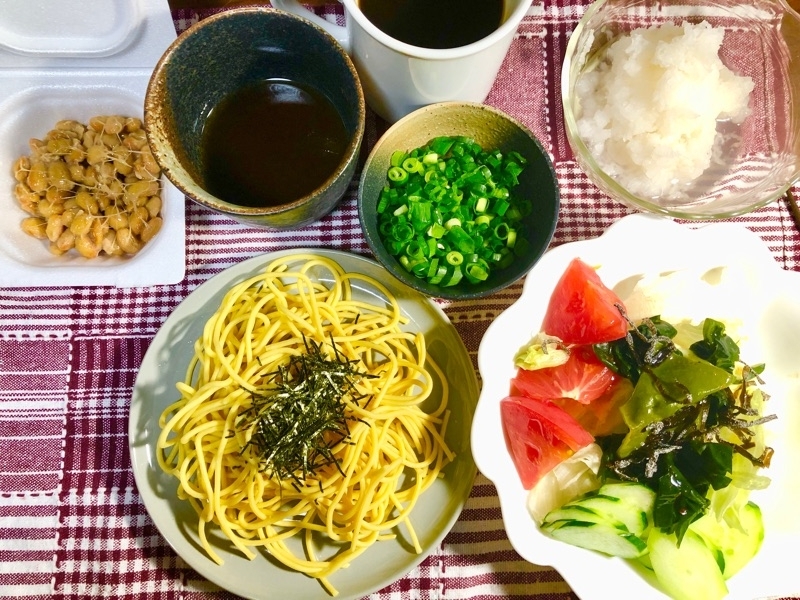 昼食の食卓を撮った写真