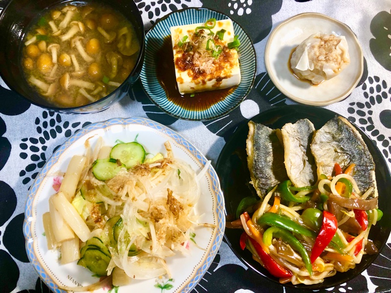 アジのあんかけ唐揚げと新玉ねぎサラダの夕食を撮った写真