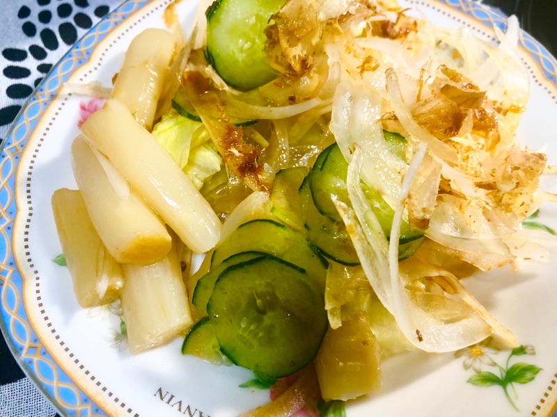 新玉ねぎのスライスサラダを取り分けて撮った写真