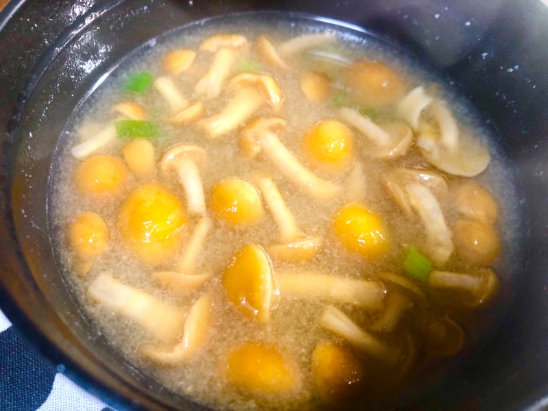 なめこの味噌汁を撮った写真