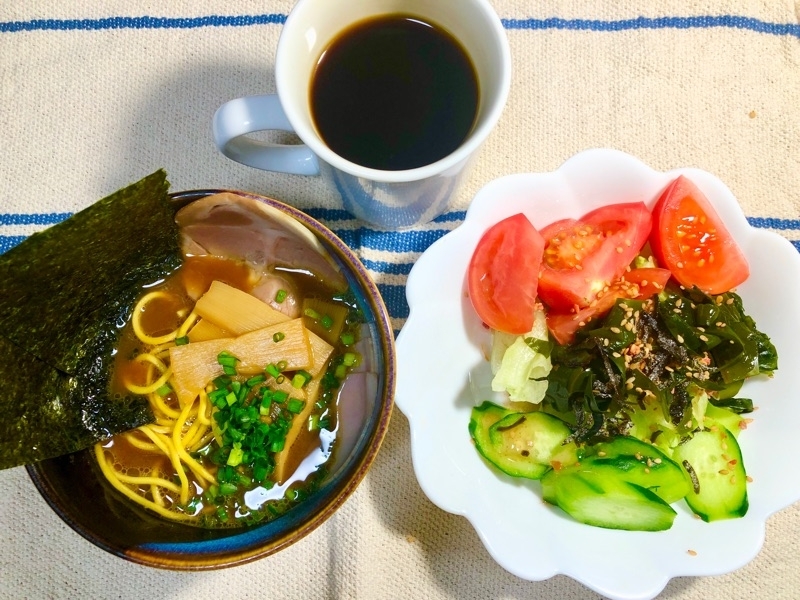 昼食の食卓を撮った写真