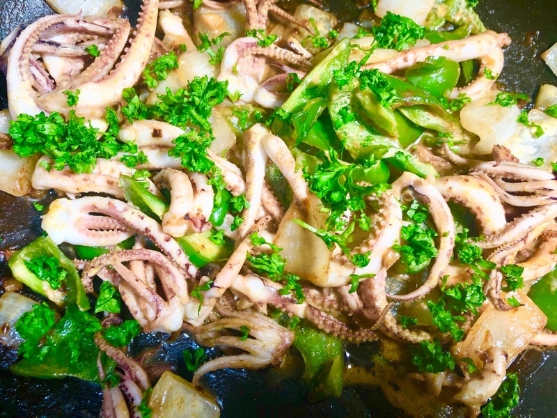 イカげそのニンニクカレー炒めを撮った写真