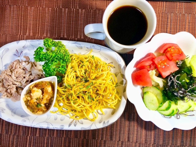 昼食の食卓を撮った写真