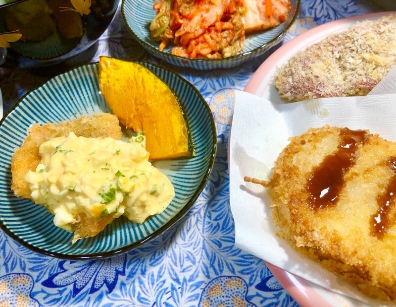 フライにタルタルソースをかけて撮った写真