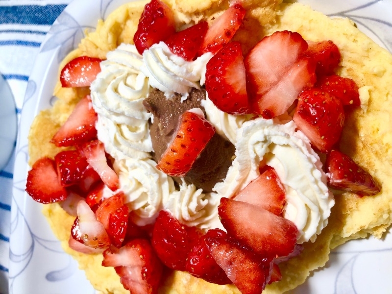生クリームとイチゴのパンケーキを撮った写真