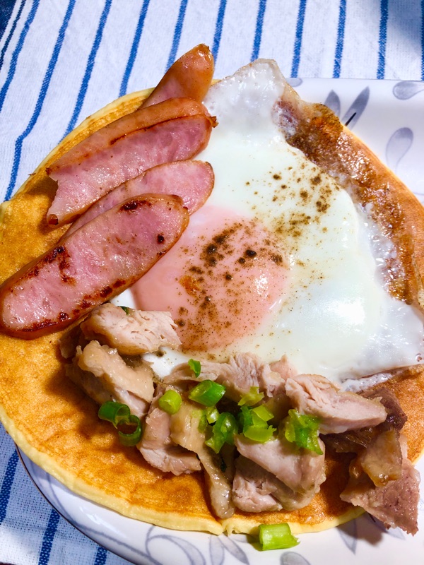 ソーセージエッグのパンケーキを撮った写真