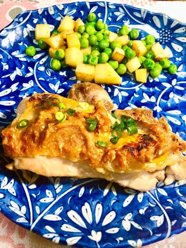 チキンのみそ焼きを盛り付けて撮った写真