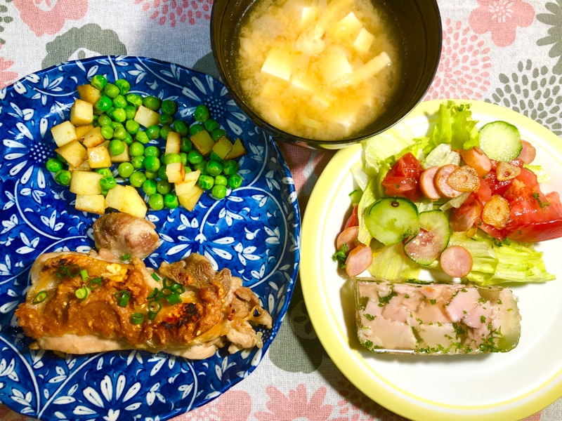 夕飯の食卓を撮った写真