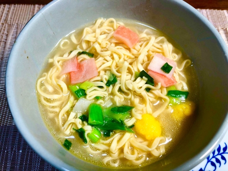 カップヌードルPROシーフード味を1/3に分けて撮った写真