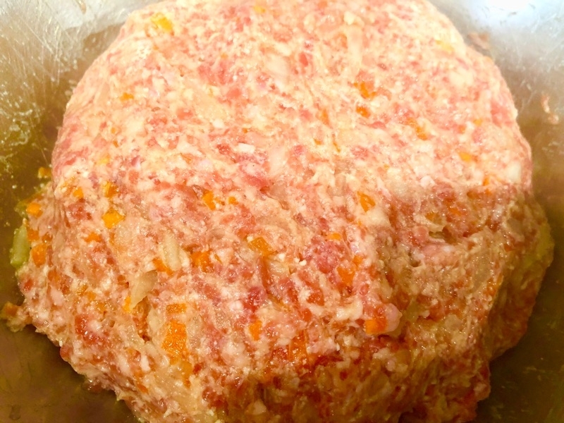 肉団子の具材をこねて撮った写真