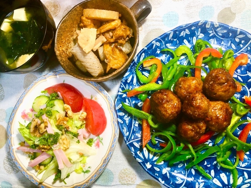 夕飯の食卓を撮った写真