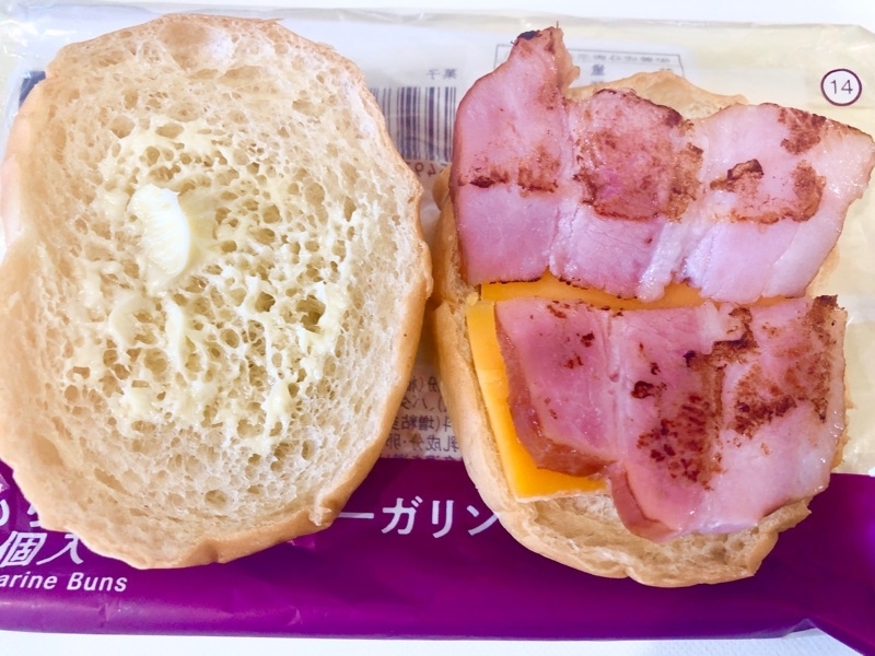 低糖質もち麦パンのベーコンチーズホットサンドを撮った写真