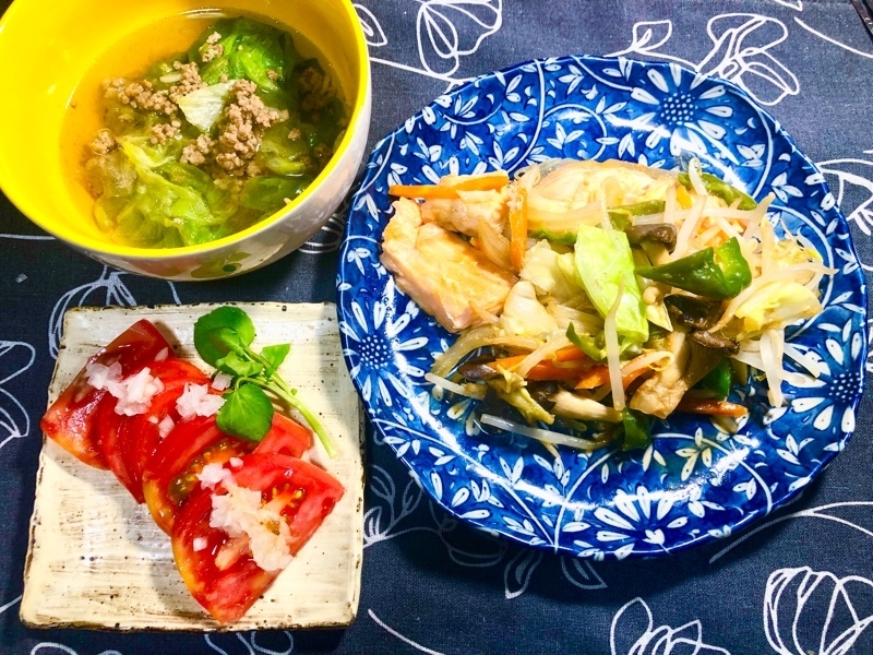 夕飯の食卓を撮った写真