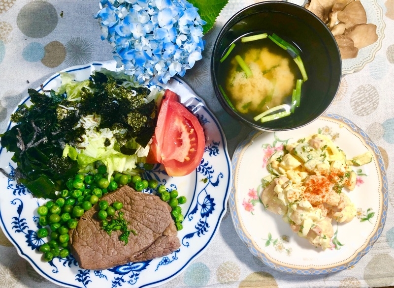 ステーキとエビ卵サラダの夕食を撮った写真