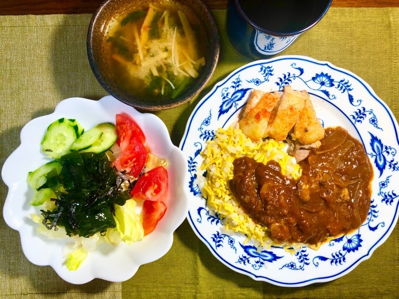 昼食の食卓を撮った写真