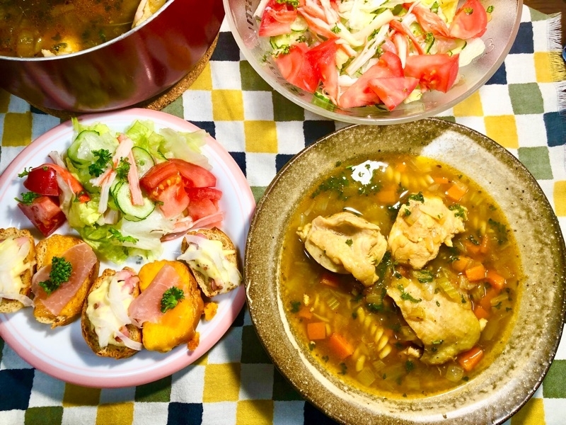 鶏のカレースープ煮込みとカナッペの夕食を撮った写真