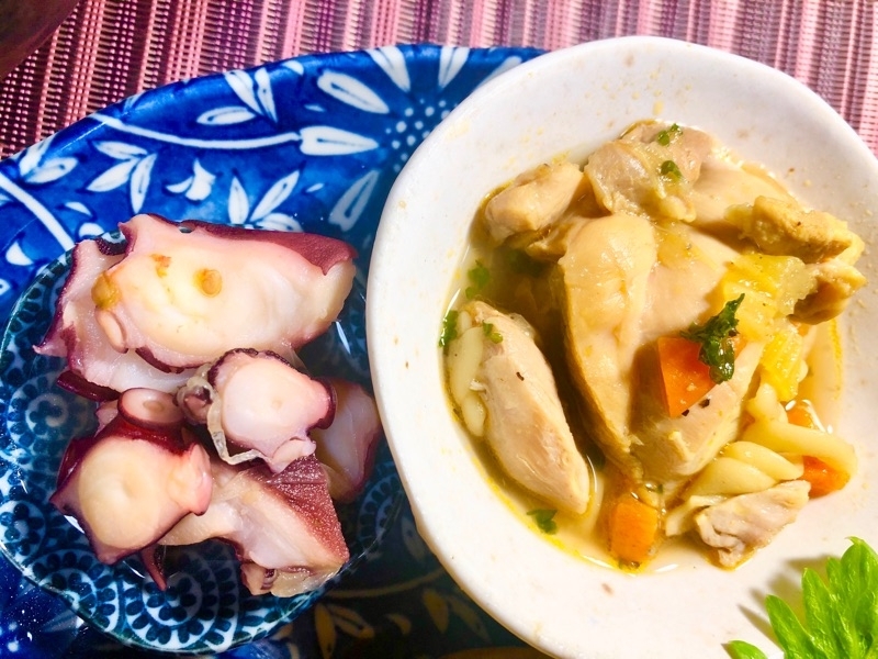 鶏のカレースープ煮とタコのマリネを撮った写真