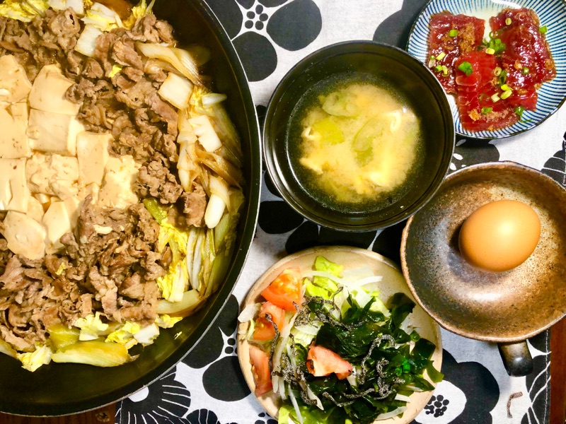 夕飯の食卓を撮った写真