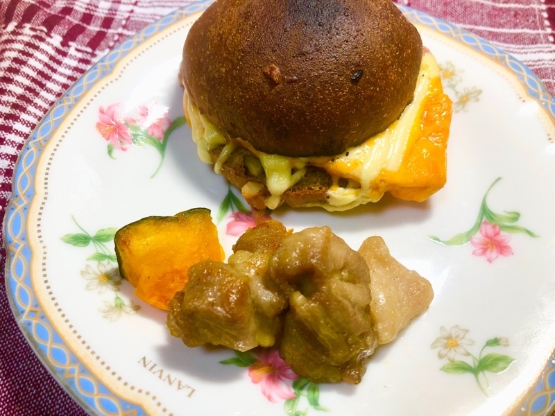 ブランパンのベーコンチーズバーガーを撮った写真