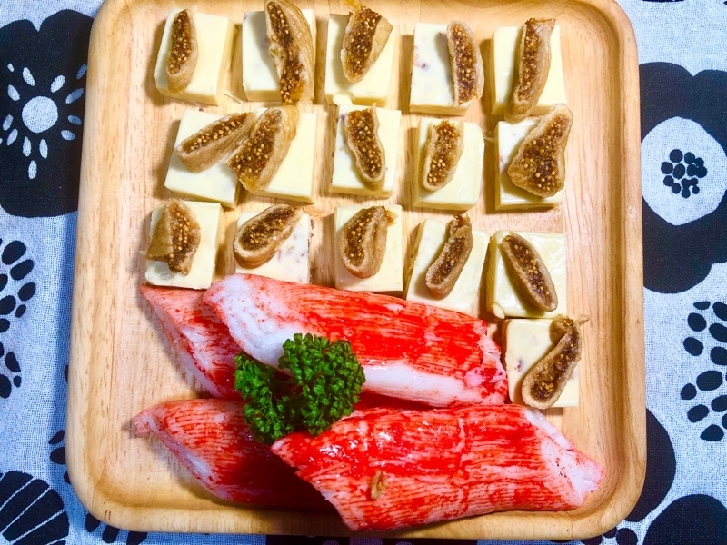 干しイチジクチーズとカニカマを撮った写真