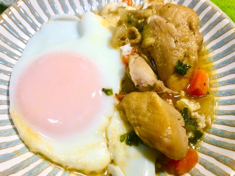鶏肉のカレースープ煮と卵を撮った写真